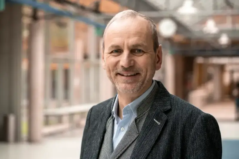 Prof. Dr. Gerald Lembke spricht als Keynote Speaker vor Publikum